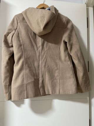 Abrigo beige con capucha y botones de madera