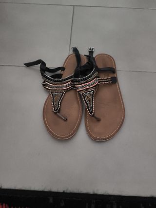 Sandalias de piel con abalorios