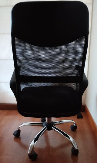 Silla de oficina giratoria negra