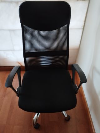 Silla de oficina giratoria negra