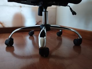 Silla de oficina giratoria negra