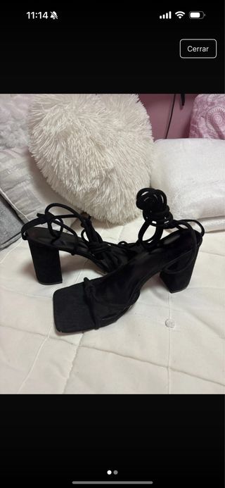 Tacones negros de tiras altas