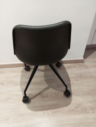Silla de despacho negra con ruedas