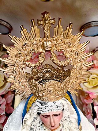 Virgen Dolorosa con corona y manto
