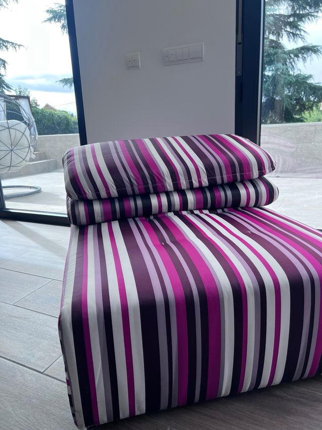 Sofá individual rayas rosa, blanco y morado