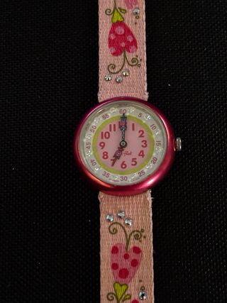 Reloj infantil niña con flores y fresas.