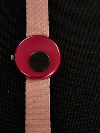 Reloj infantil niña con flores y fresas.