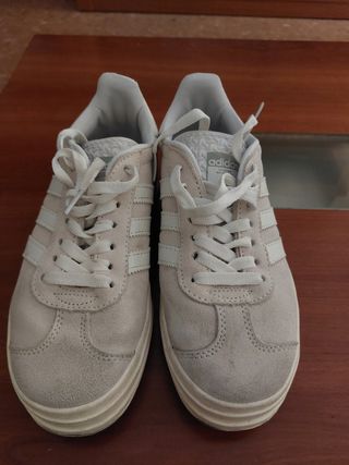 Deportivas Adidas Beige y Blancas