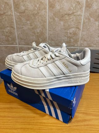 Deportivas Adidas Beige y Blancas