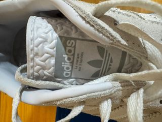 Deportivas Adidas Beige y Blancas