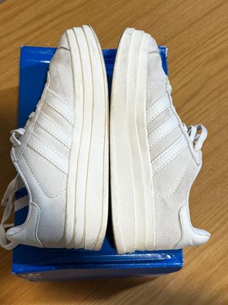 Deportivas Adidas Beige y Blancas