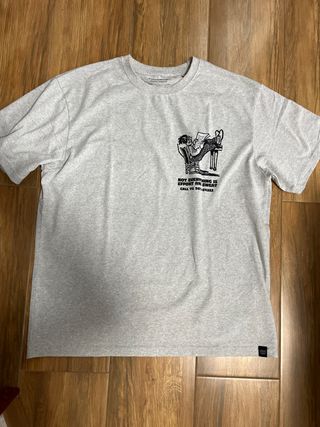 Camisa gris de manga corta