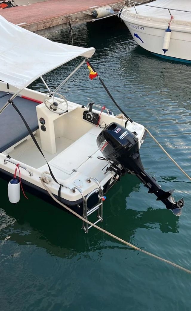 Embarcación con motor Suzuki 15 CV