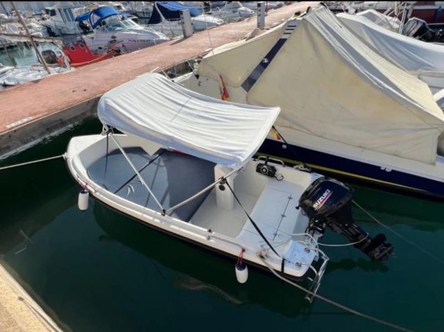 Embarcación con motor Suzuki 15 CV