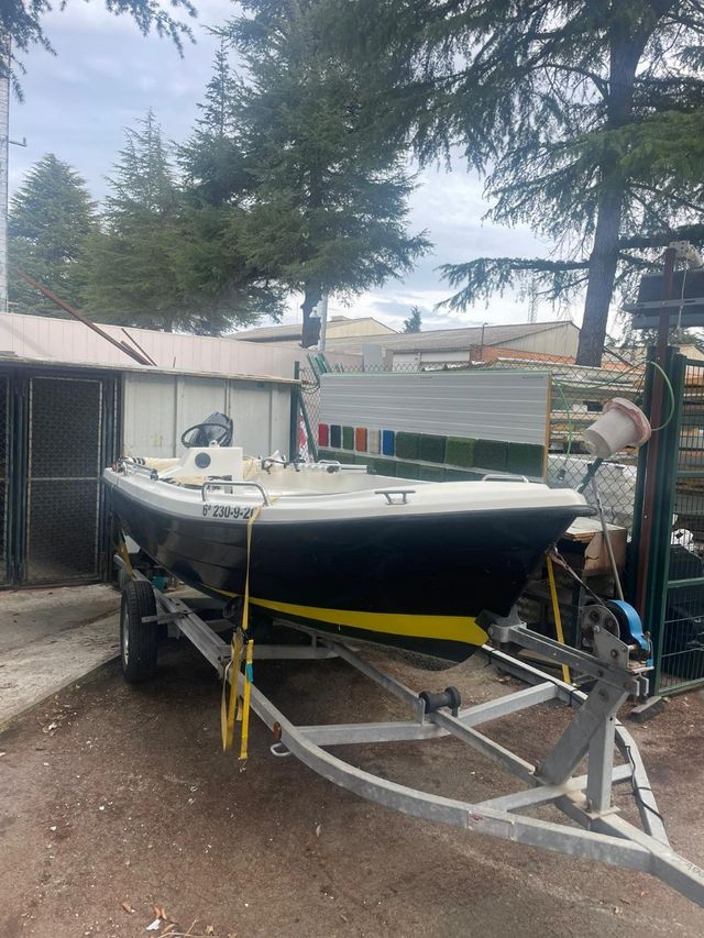 Embarcación con motor Suzuki 15 CV