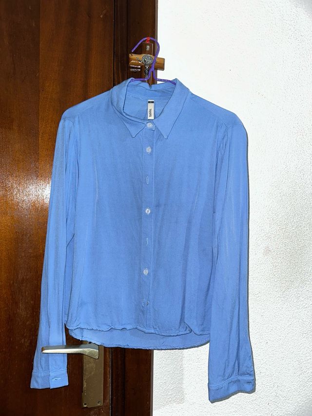 Camisa azul de manga larga