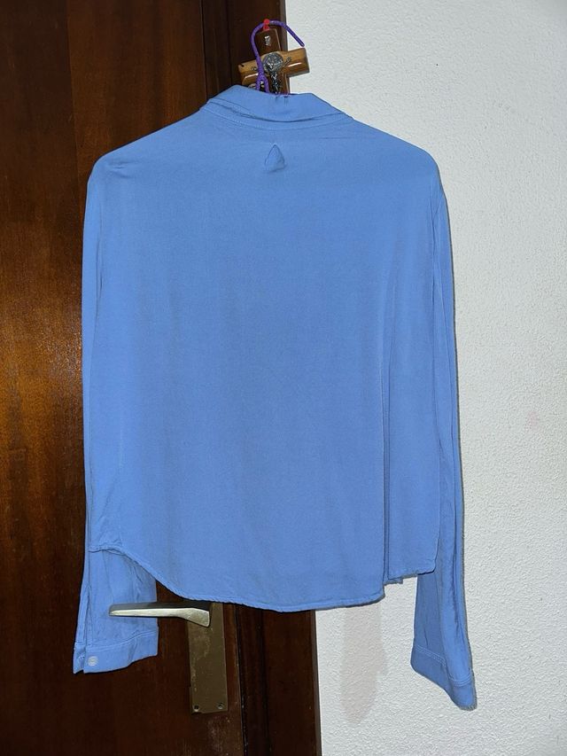 Camisa azul de manga larga