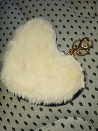 Monedero Corazón Peludo Dorado y Blanco