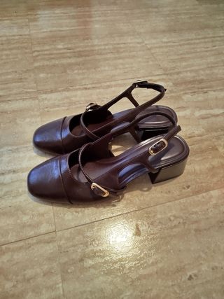 Zapatos de tacón burdeos con tira