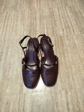 Zapatos de tacón burdeos con tira