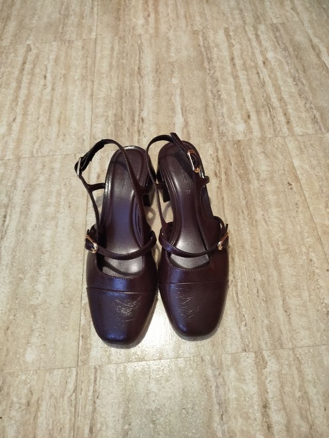 Zapatos de tacón burdeos con tira