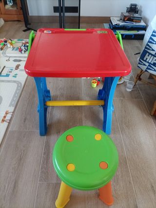 Escritorio infantil con taburete