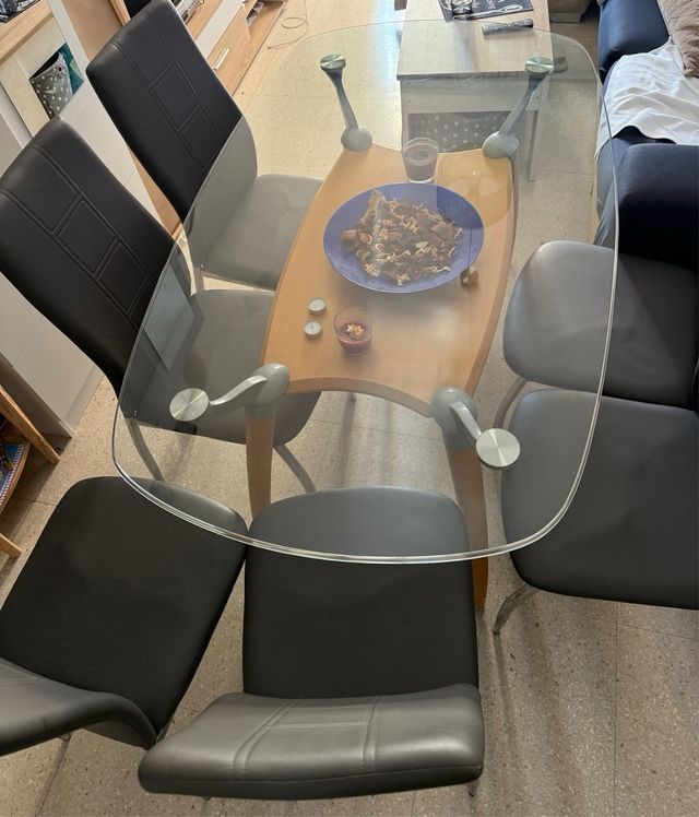 Mesa de salón cristal y madera .