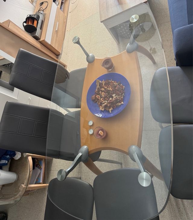 Mesa de salón cristal y madera .