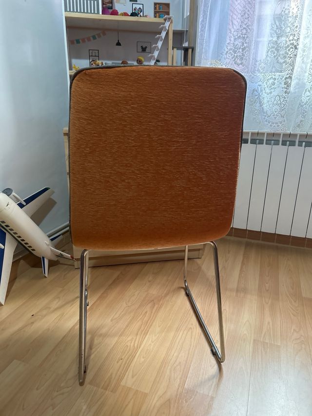 Silla gris y plateada