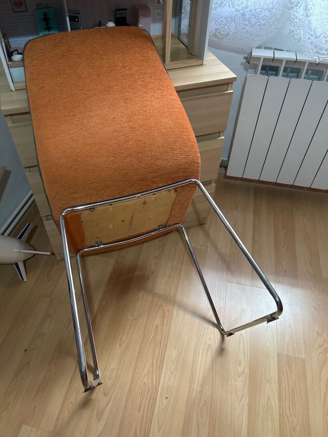 Silla gris y plateada