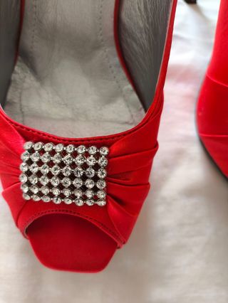 Zapatos de fiesta rojos con pedrería