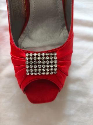 Zapatos de fiesta rojos con pedrería
