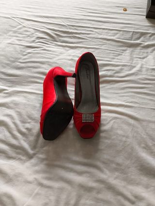 Zapatos de fiesta rojos con pedrería