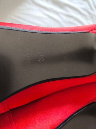Zapatos de fiesta rojos con pedrería