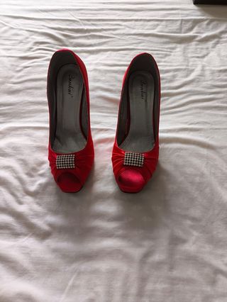 Zapatos de fiesta rojos con pedrería