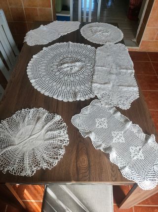 Conjunto de manteles y tapetes de crochet