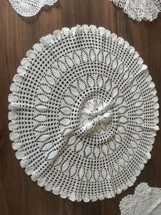 Conjunto de manteles y tapetes de crochet