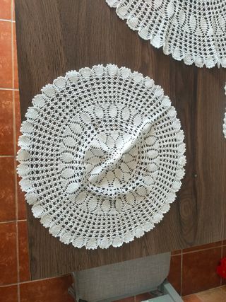 Conjunto de manteles y tapetes de crochet