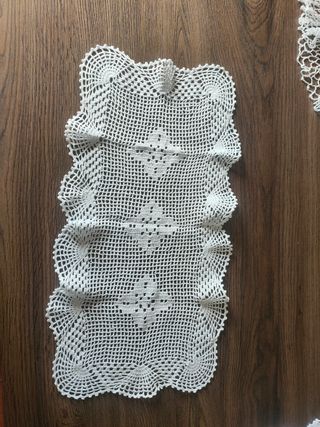 Conjunto de manteles y tapetes de crochet