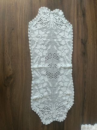 Conjunto de manteles y tapetes de crochet
