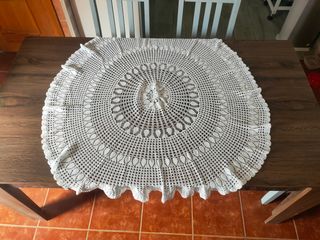 Conjunto de manteles y tapetes de crochet