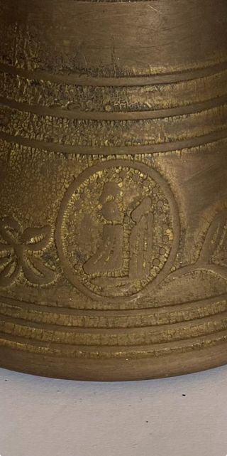 Campana in ottone decorata