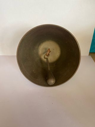 Campana in ottone decorata