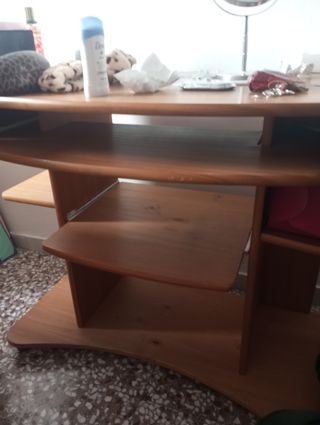 Escritorio de madera marrón