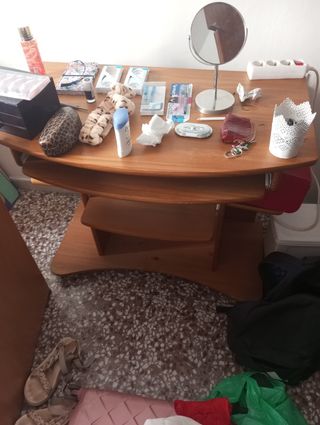 Escritorio de madera marrón