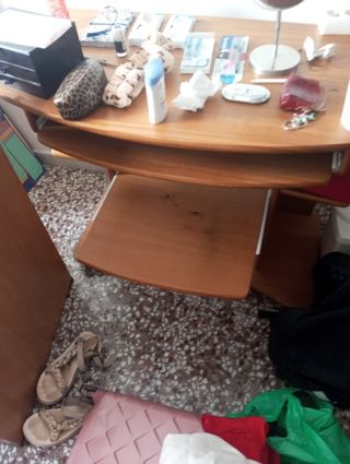 Escritorio de madera marrón
