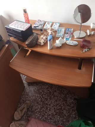 Escritorio de madera marrón