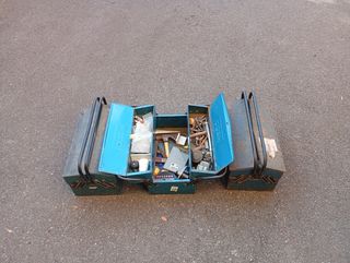 Cajas de herramientas metálicas azules  Vacías