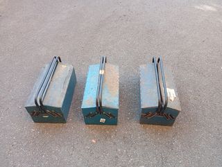 Cajas de herramientas metálicas azules  Vacías