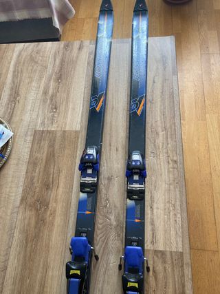 Esquís Rossignol con fijaciones Marker
